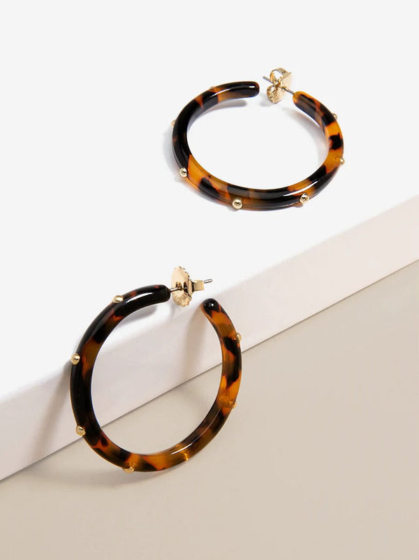 Zenzii Studded Resin Hoop In Tortoise Print